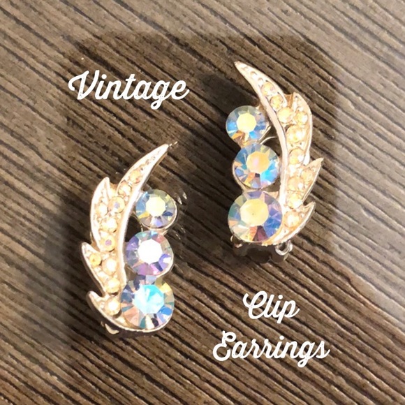 Vintage Leave Design Aurora Borealis Rhinestone Clip Earrings - Picture 1 of 12